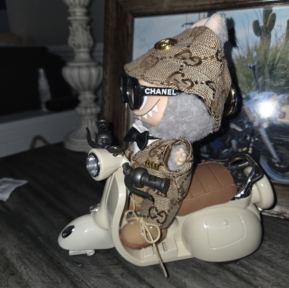 Labubu Authentic Sesame With Vespa And Fashion Ensemble. - Picture 5 of 8